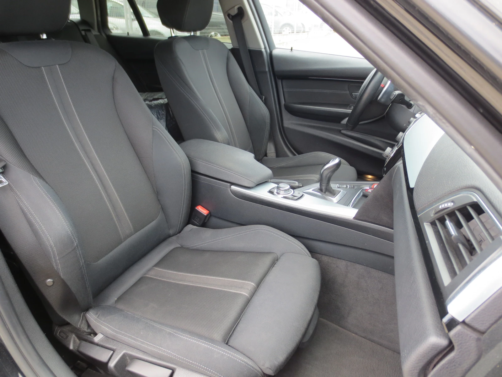 BMW 320 2.0 Twin Power Turbo, снимка 13 - Автомобили и джипове - 55220247