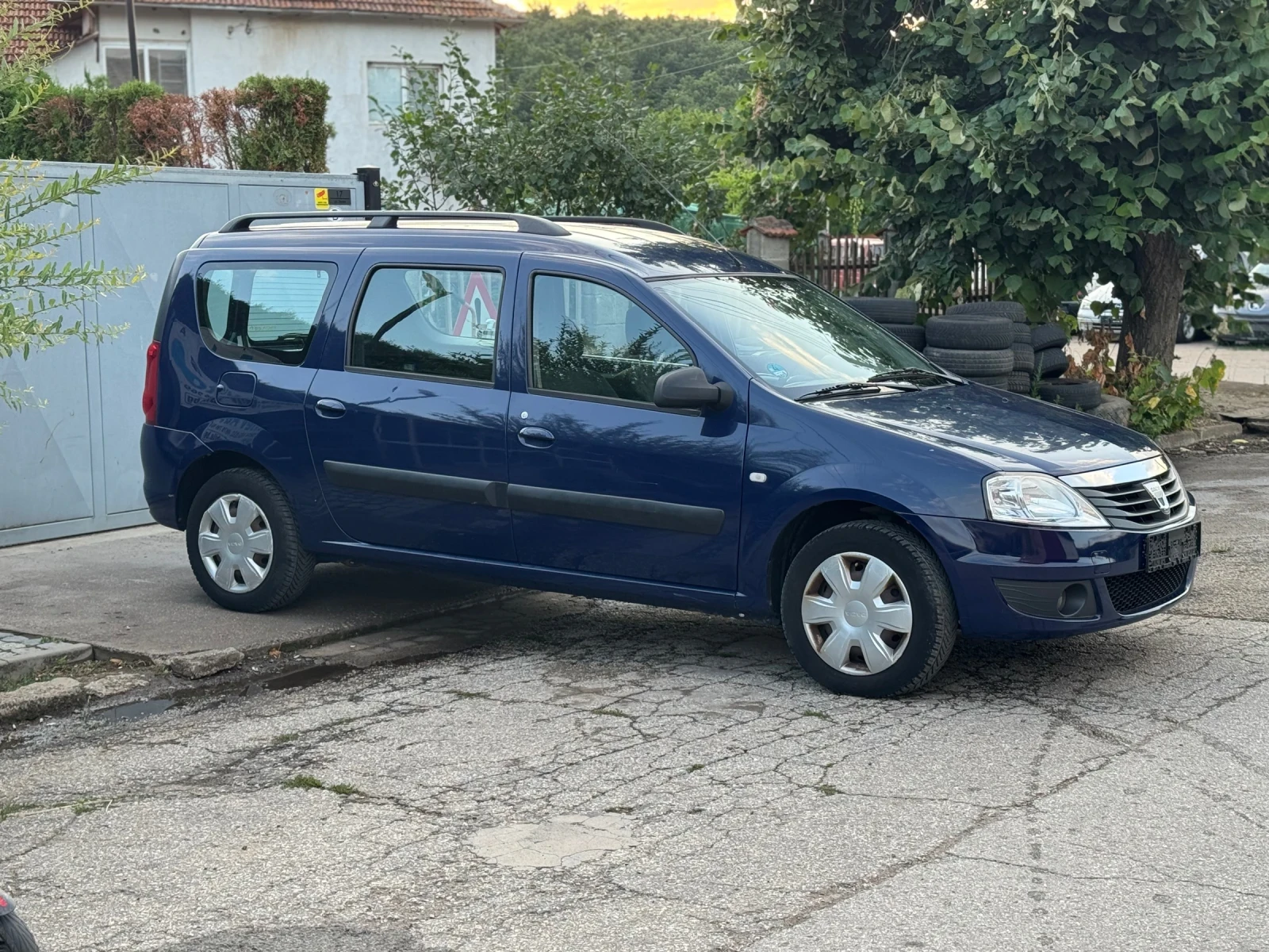 Dacia Logan 1.6i, снимка 6 - Автомобили и джипове - 55443892