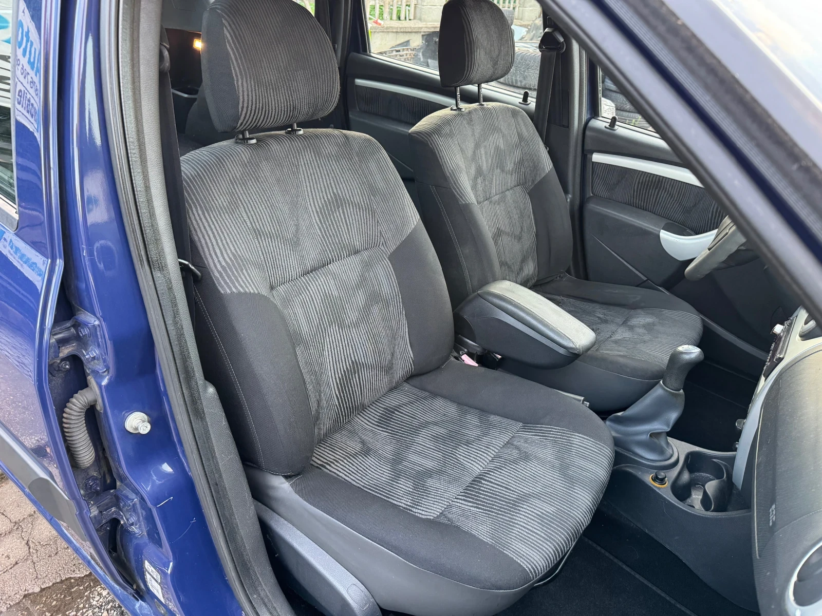 Dacia Logan 1.6i, снимка 11 - Автомобили и джипове - 55443892