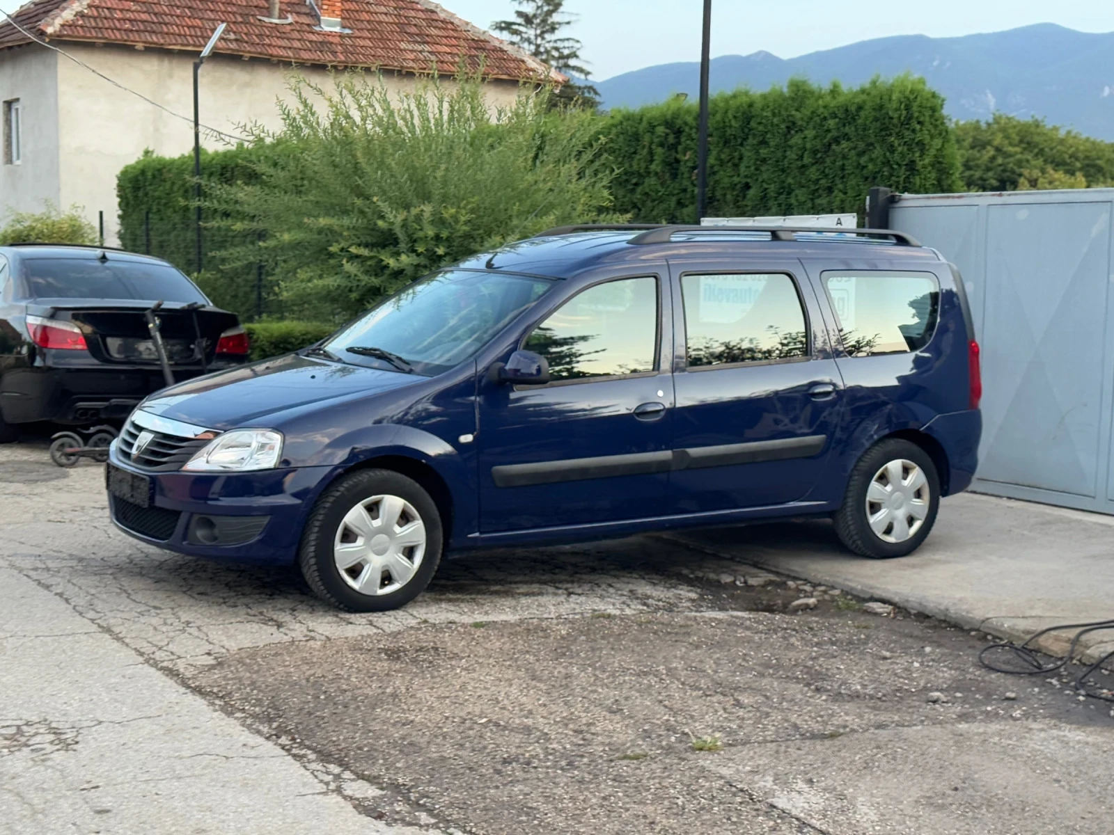 Dacia Logan 1.6i, снимка 2 - Автомобили и джипове - 55443892