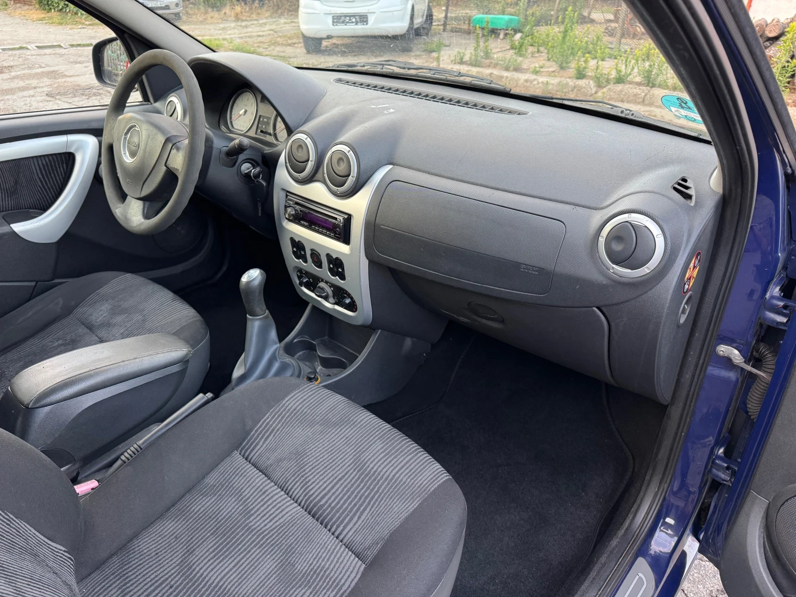 Dacia Logan 1.6i, снимка 10 - Автомобили и джипове - 55443892