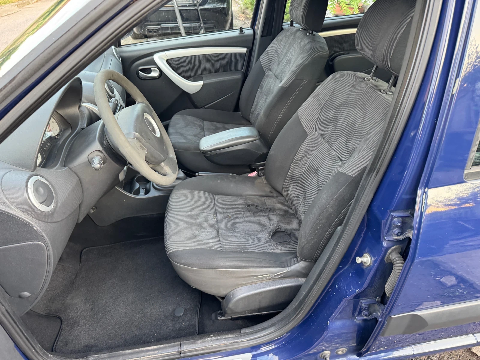 Dacia Logan 1.6i, снимка 9 - Автомобили и джипове - 55443892