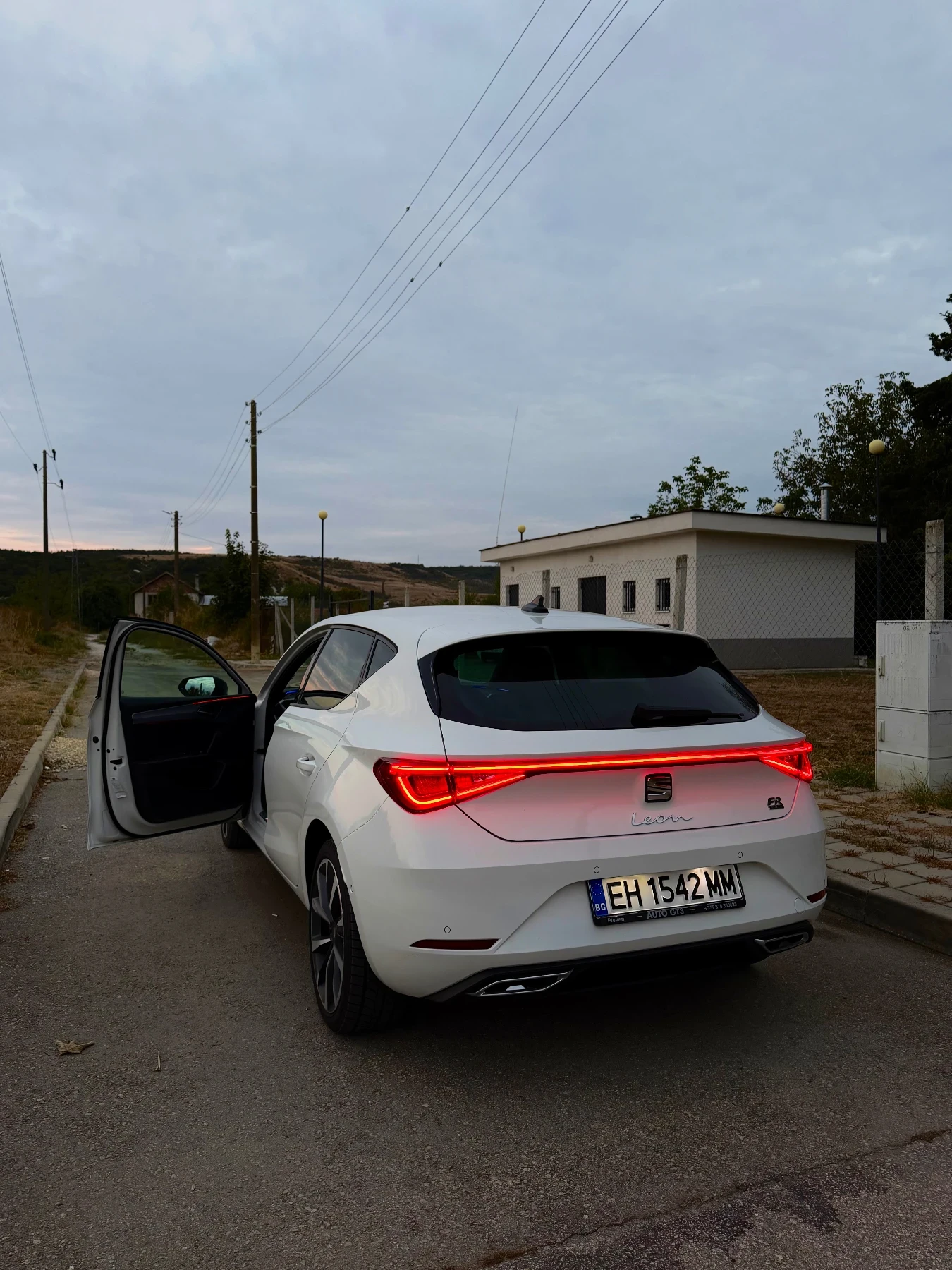 Seat Leon E-Hybrid * PluginHybryd* , снимка 2 - Автомобили и джипове - 56295569