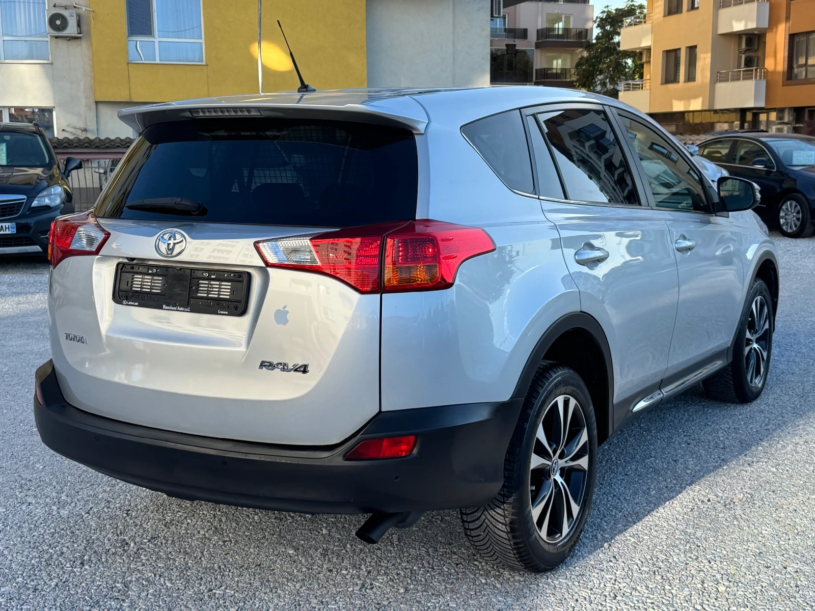 Toyota Rav4 2.0 D4D / Семеен SUV / 2015 / EURO5 / ВСИЧКИ ЕКСТР - изображение 6