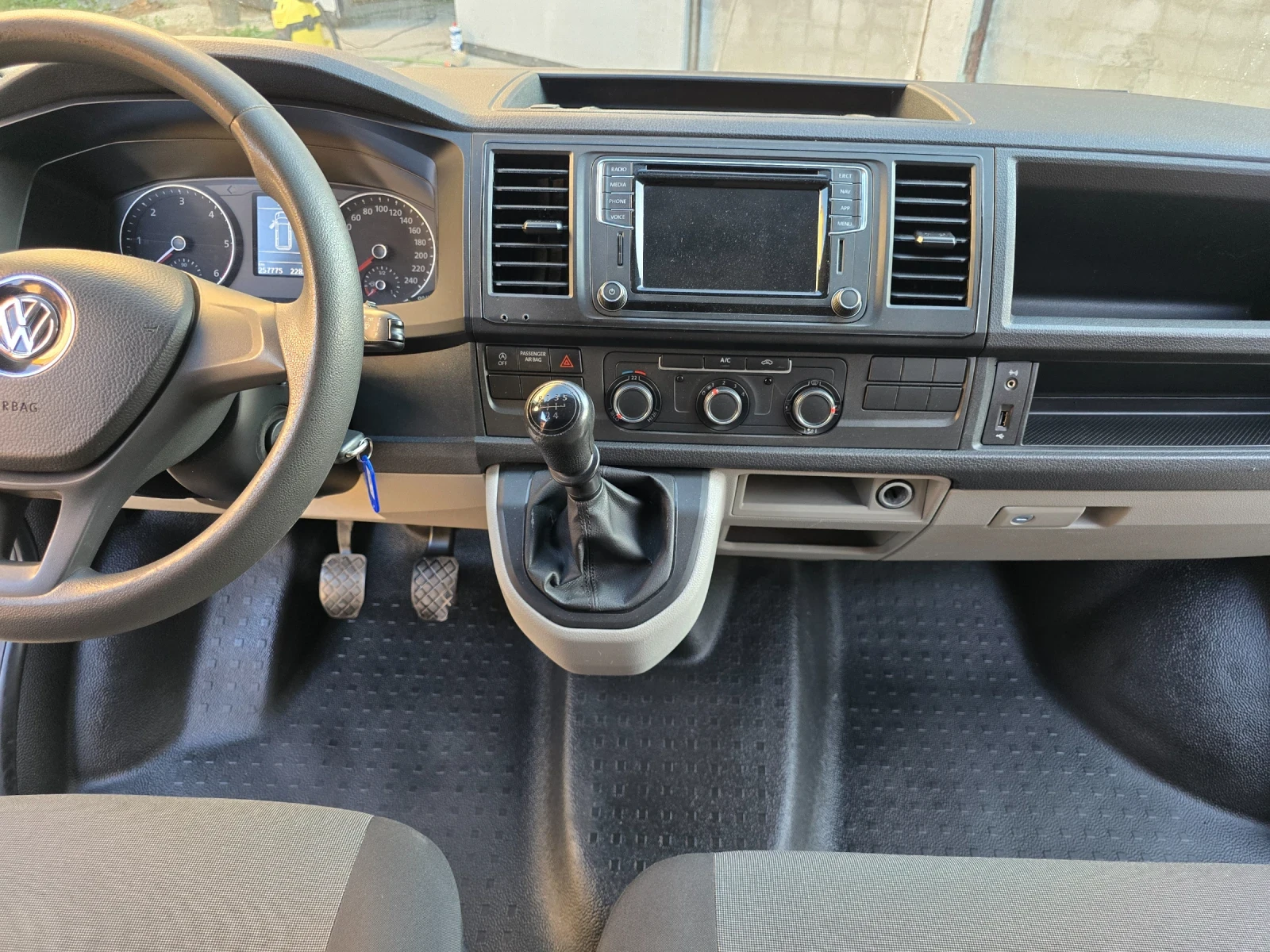 VW Transporter 2.0 TDI T6 - изображение 7