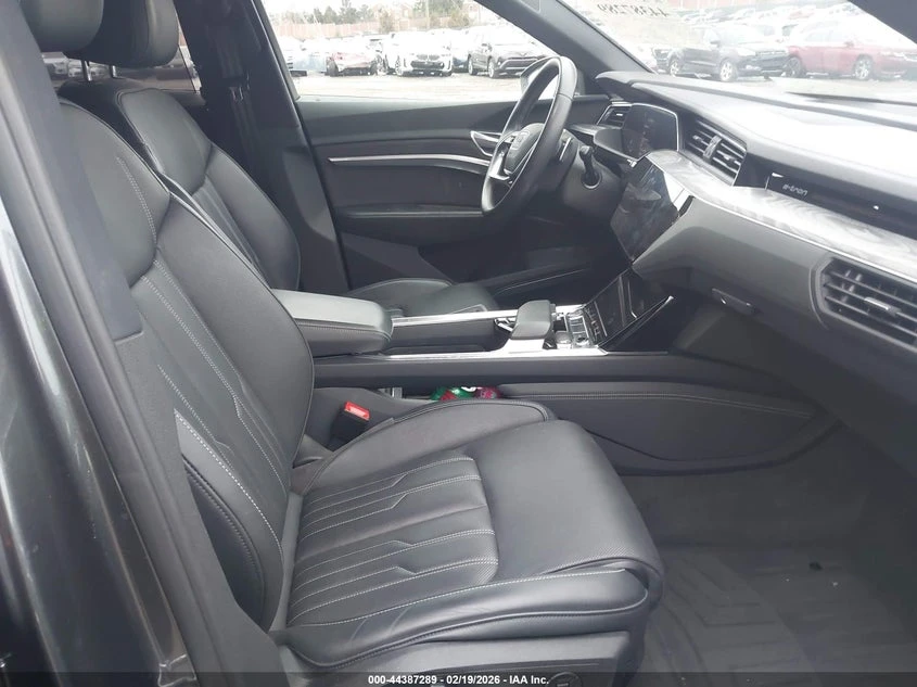 Audi E-Tron Premium Plus, снимка 5 - Автомобили и джипове - 53870579