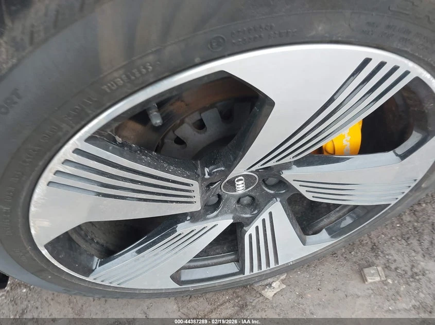 Audi E-Tron Premium Plus, снимка 12 - Автомобили и джипове - 53870579