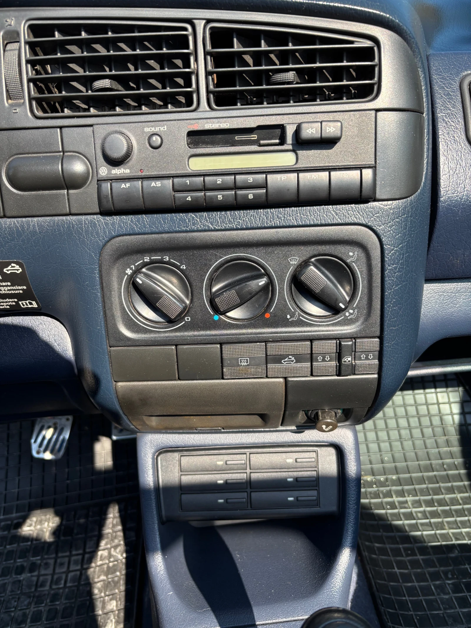 VW Golf Cabrio 1. 8 Mauritius Blue Karmann edition, снимка 2 - Автомобили и джипове - 55392981