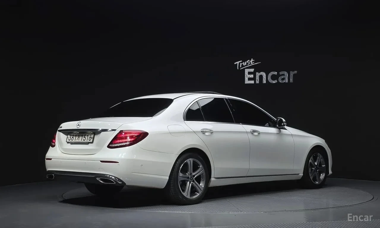 Mercedes-Benz E 300 * АВТОКРЕДИТ БЕЗ ПЪРВОНАЧАЛНА ВНОСКА, снимка 2 - Автомобили и джипове - 55929980
