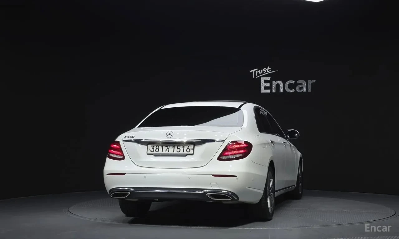 Mercedes-Benz E 300 * АВТОКРЕДИТ БЕЗ ПЪРВОНАЧАЛНА ВНОСКА, снимка 4 - Автомобили и джипове - 55929980