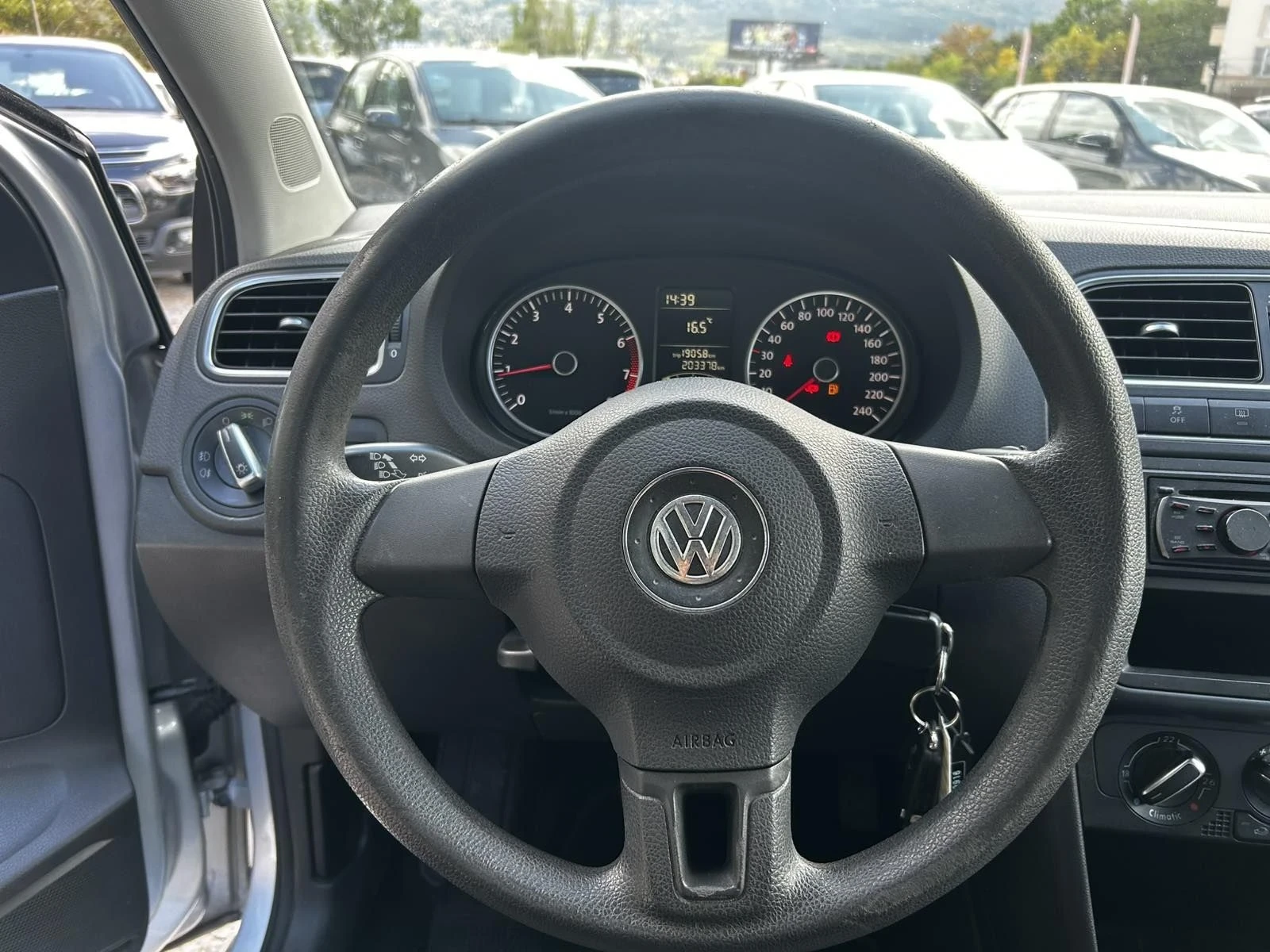 VW Polo 1.4 Бензин , снимка 9 - Автомобили и джипове - 56181366