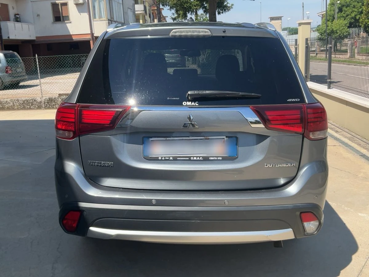 Mitsubishi Outlander 2.2DiD* РЪЧНИ* СКОРОСТИ* 4Х4* ОЧАКВАН* ВНОС* * * , снимка 2 - Автомобили и джипове - 48068582