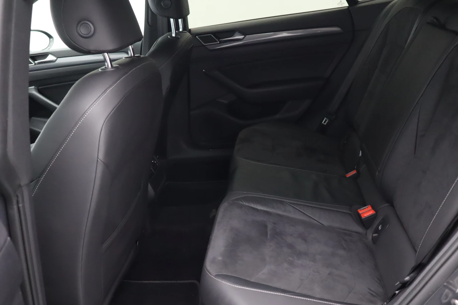 VW Arteon R Line / 2.0 / DISTRONIC /    - изображение 10