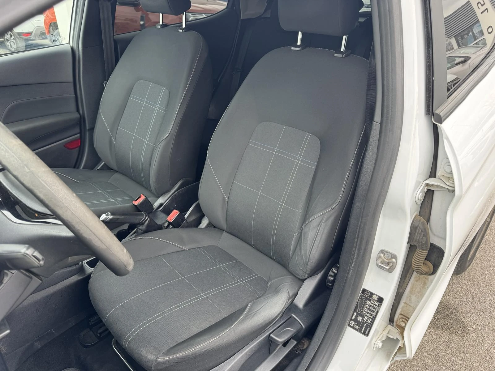 Ford Fiesta 1.1I, снимка 13 - Автомобили и джипове - 53949763