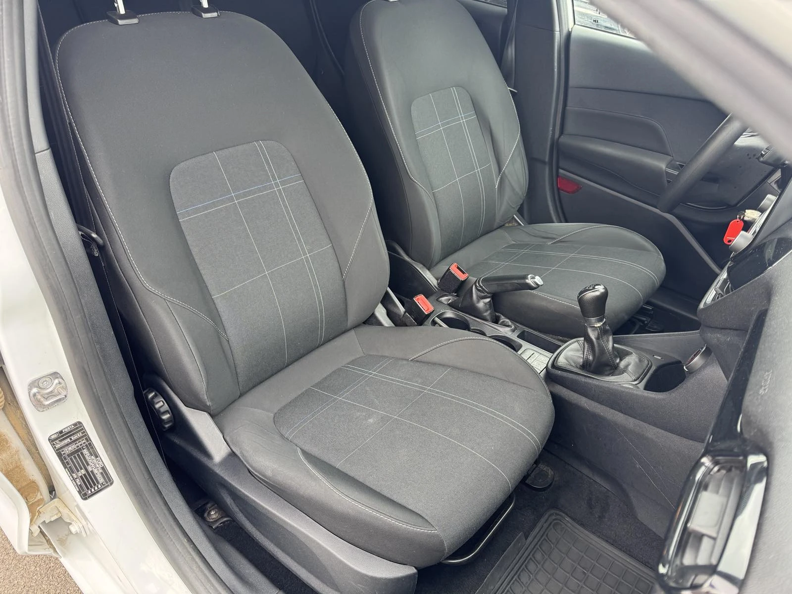 Ford Fiesta 1.1I, снимка 9 - Автомобили и джипове - 53949763