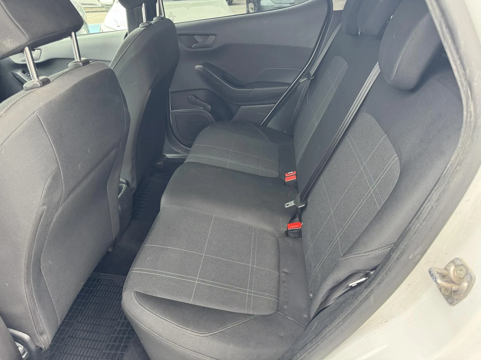 Ford Fiesta 1.1I, снимка 12 - Автомобили и джипове - 53949763