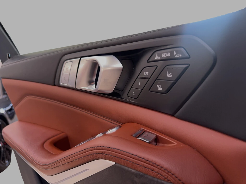 BMW X7 xDrive40i M-Sport | Loaded | 6-Pass | CleanCarfax! - изображение 10