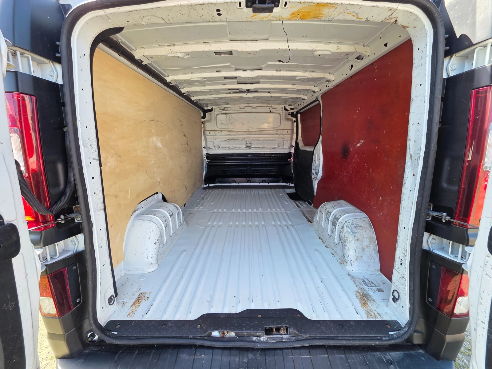 Renault Trafic 1.6 dci, снимка 15 - Бусове и автобуси - 55936012