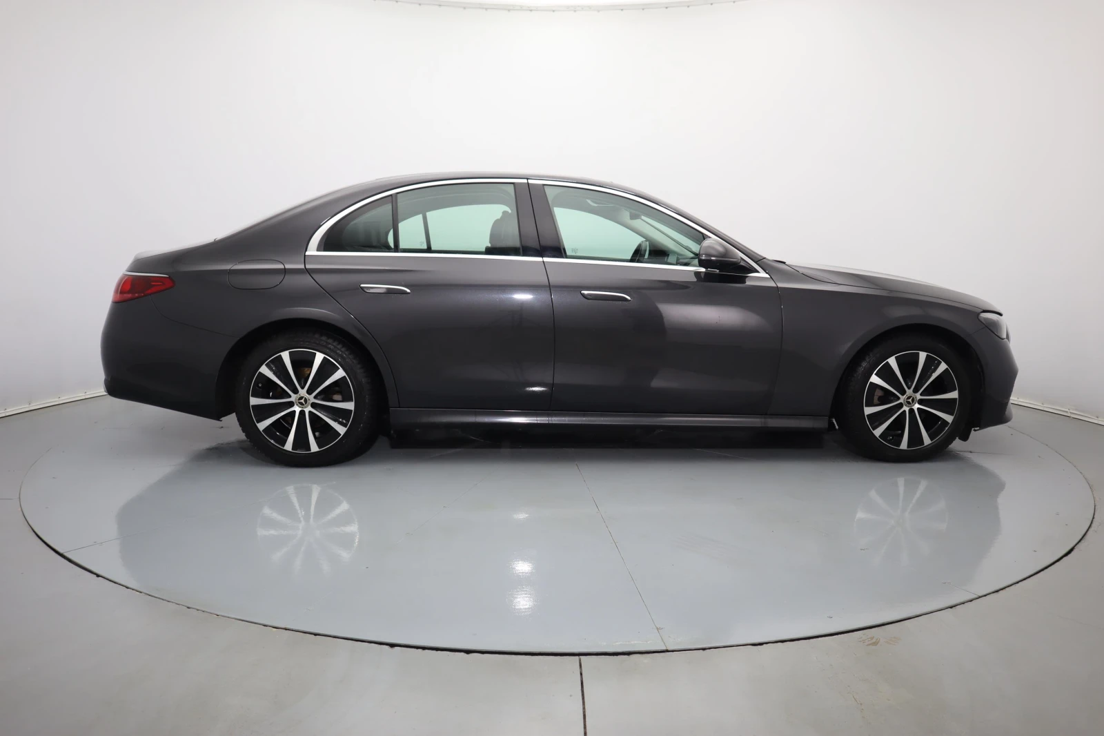 Mercedes-Benz E 200 AVANTGARDE / DISTRONIC / LANE ASSIST / - изображение 7