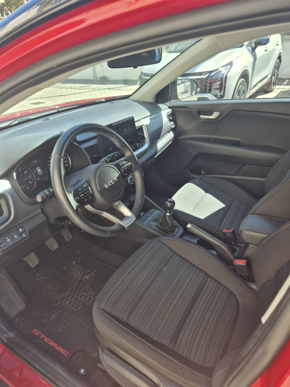 Kia Stonic, снимка 8 - Автомобили и джипове - 55989769