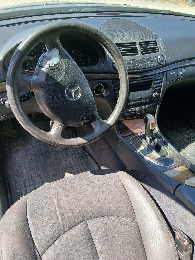 Mercedes-Benz E 220, снимка 4 - Автомобили и джипове - 53036160