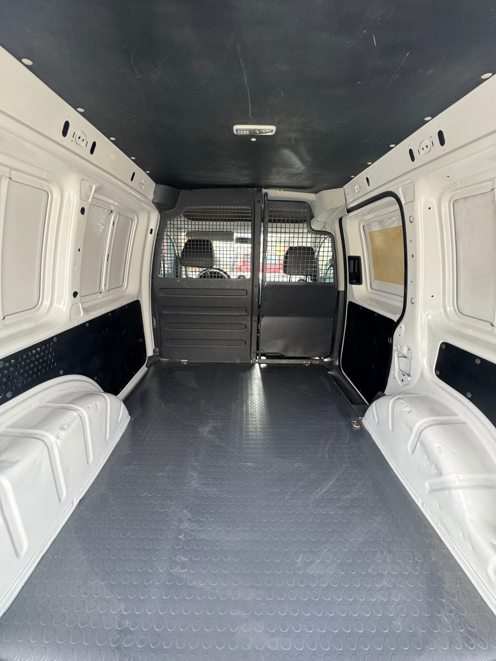VW Caddy 1.6 TDI, снимка 13 - Автомобили и джипове - 54417490