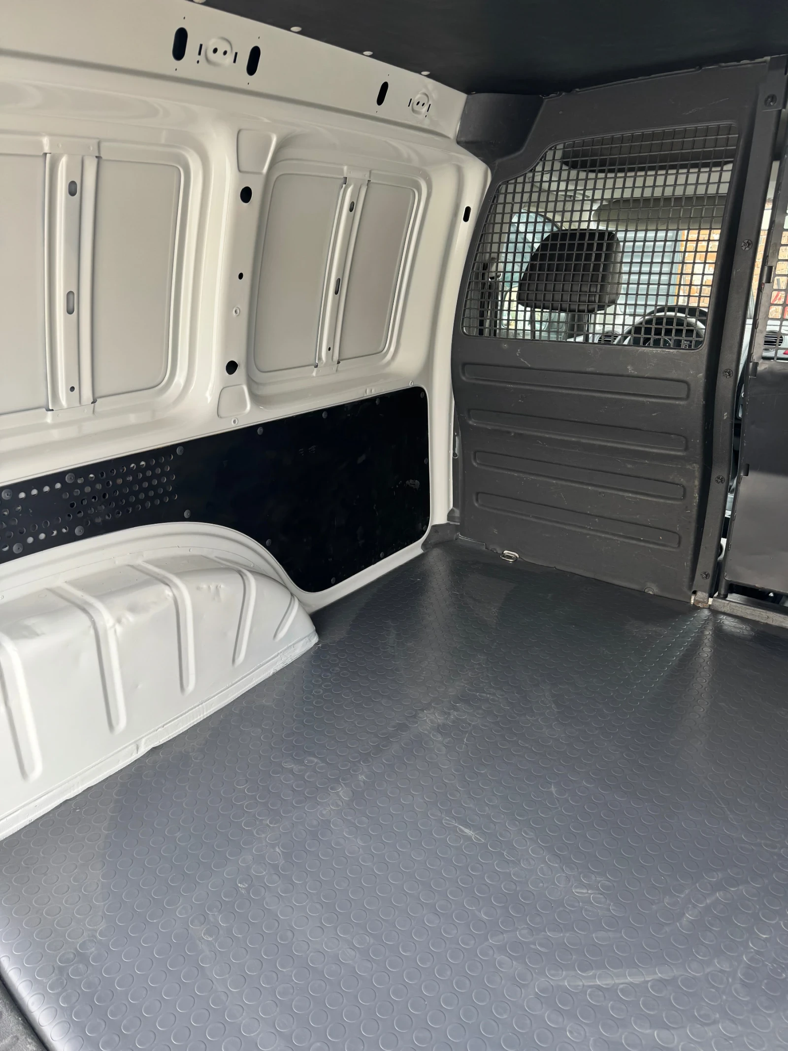 VW Caddy 1.6 TDI, снимка 11 - Автомобили и джипове - 54417490