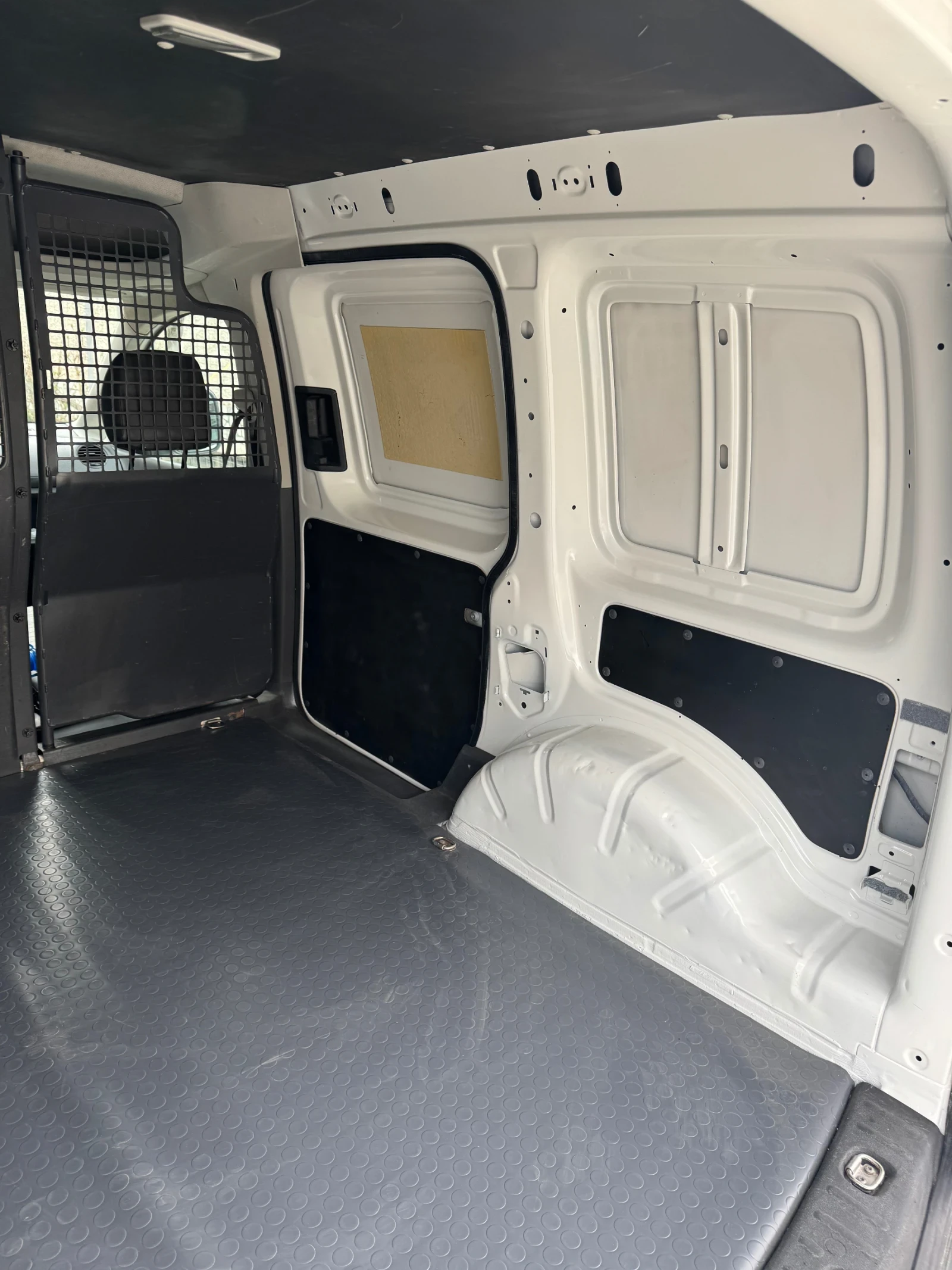 VW Caddy 1.6 TDI, снимка 12 - Автомобили и джипове - 54417490