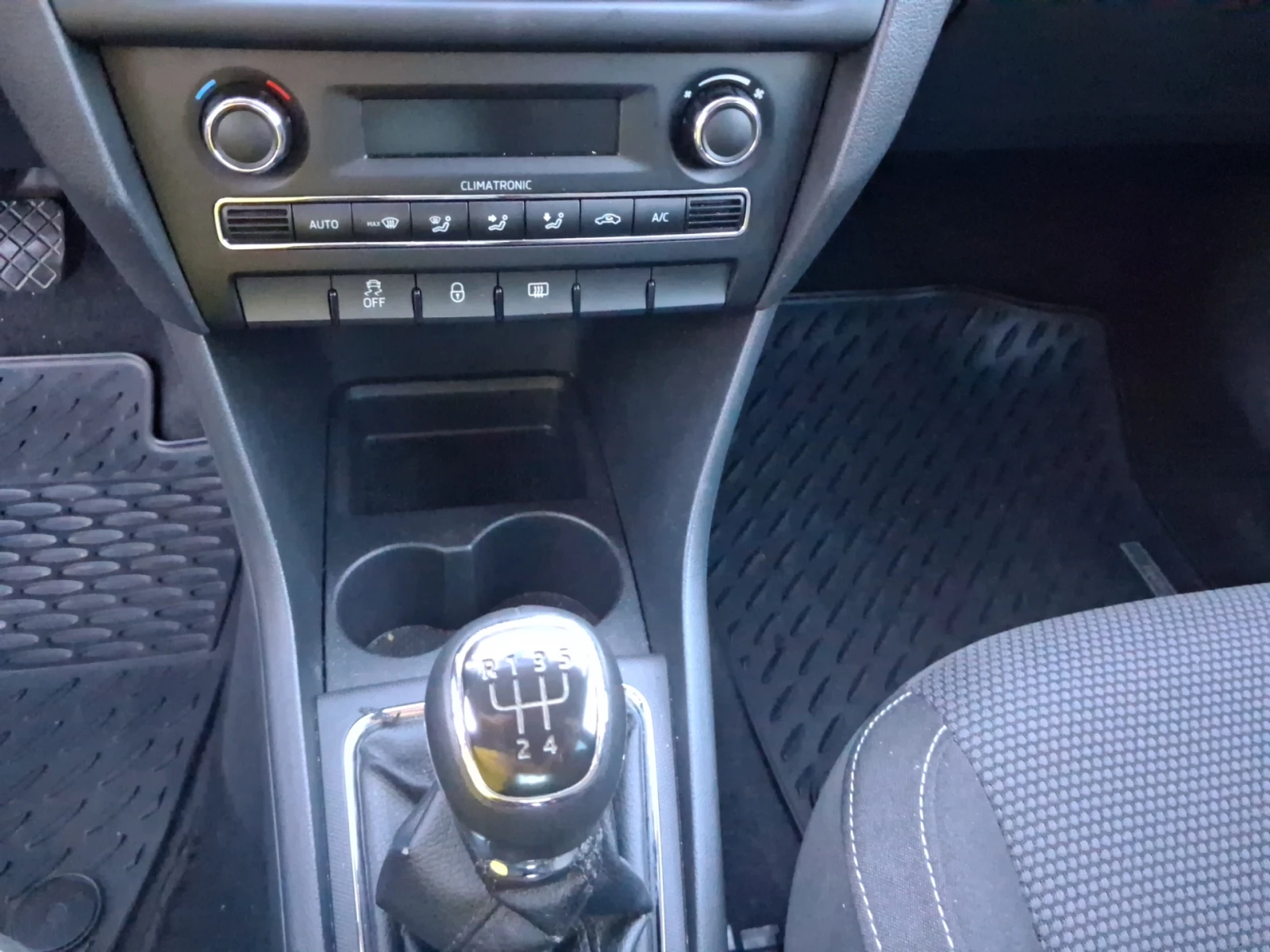 Skoda Rapid Елеганс 1, 2 MPI 12V , 75 к.с., 5М+ LPG, снимка 13 - Автомобили и джипове - 55639573
