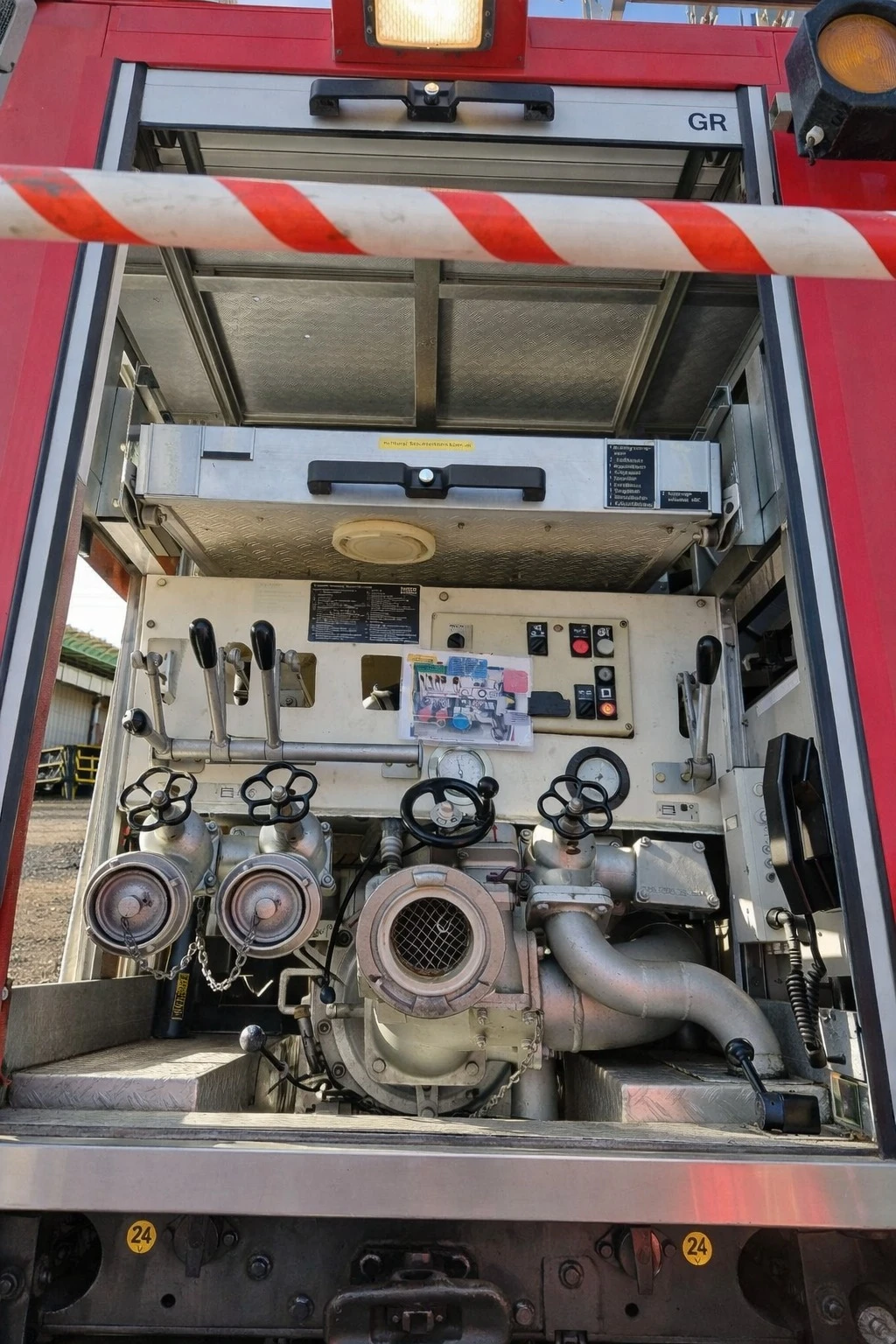 Iveco Magerus 4x4 FF135 Пожарна с резервоар и помпа - изображение 5