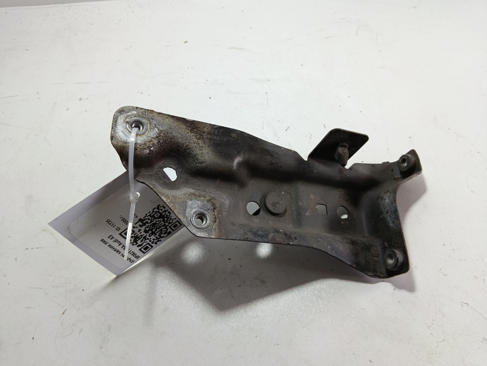 държач калник ляв 8P0821135A Audi A3