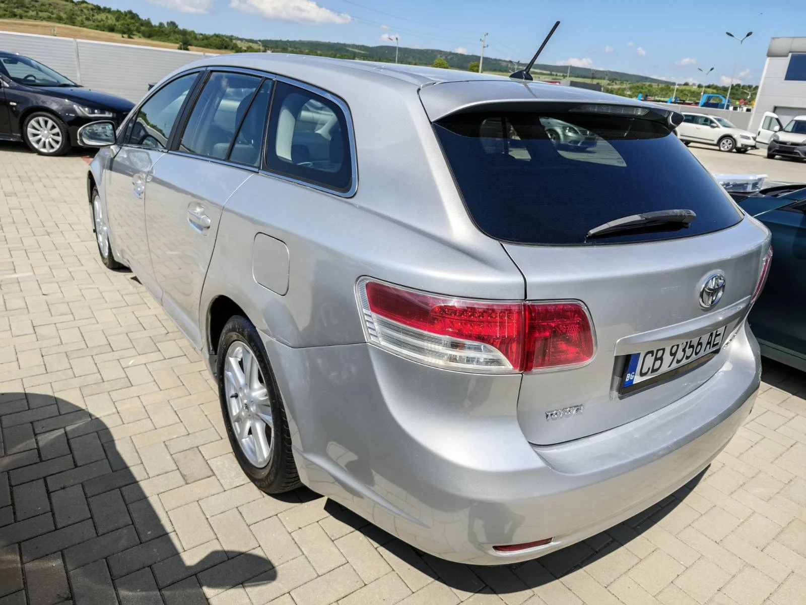 Toyota Avensis 1.8 i/ LPG, снимка 4 - Автомобили и джипове - 54680667