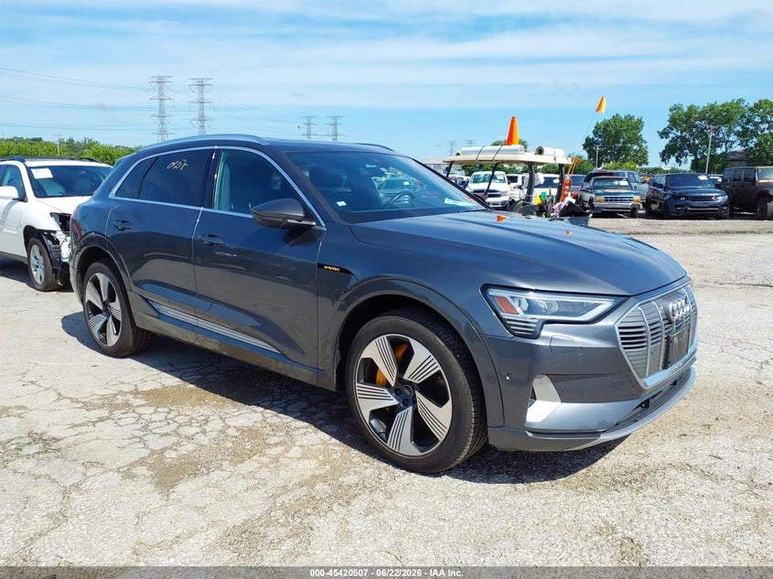 Audi E-Tron PRESTIGE* ОБДУХ* ДИСТРОНИК* ВЪЗДУХ* MATRIX* HEADUP