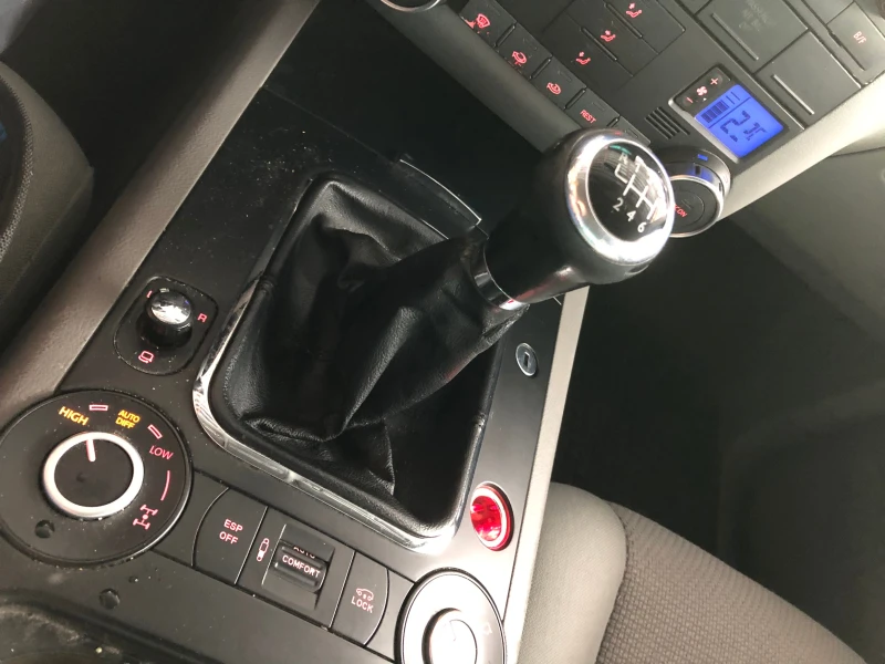 VW Touareg, снимка 3 - Автомобили и джипове - 52544591