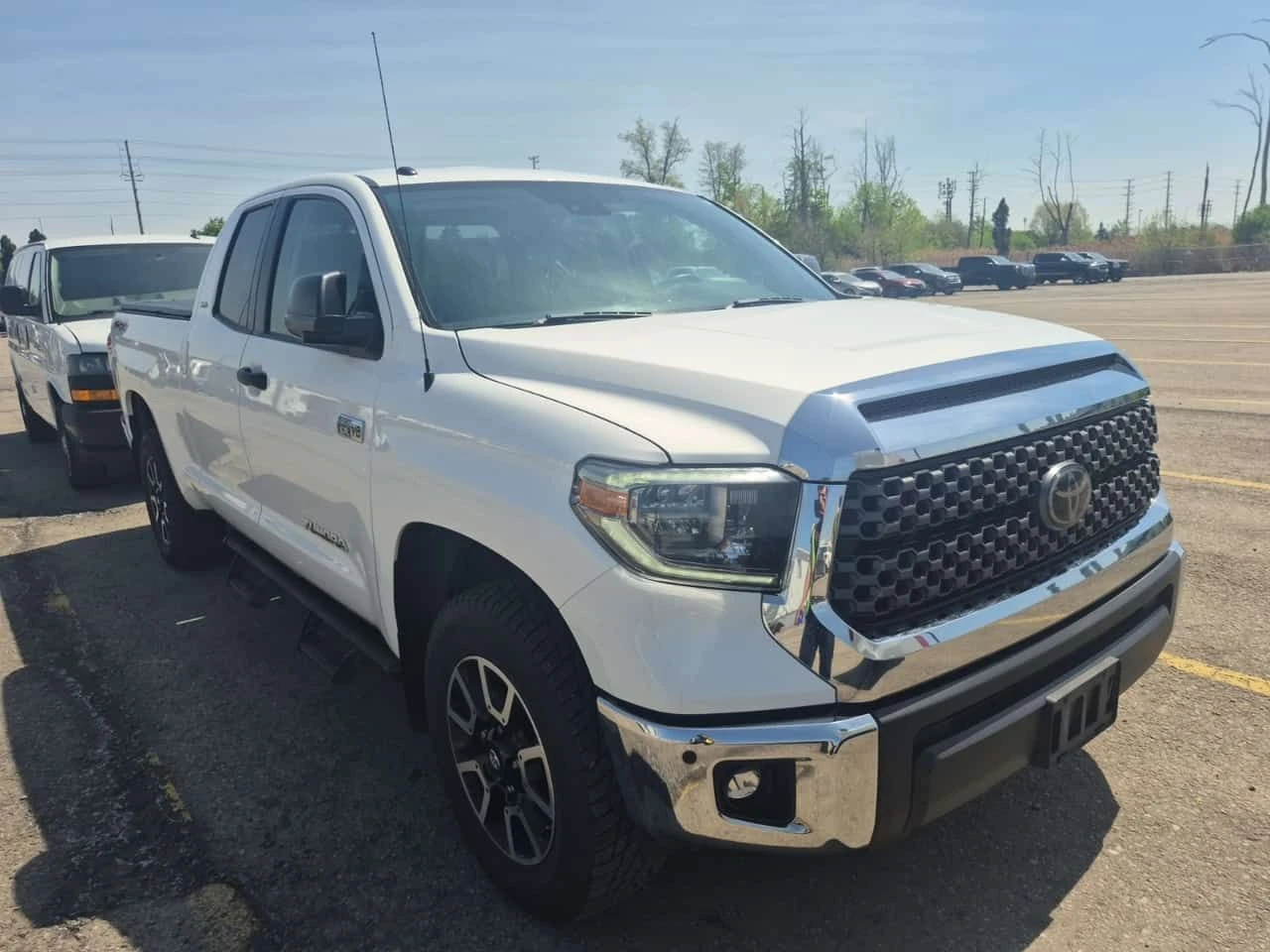 Toyota Tundra SR5 PLUS CREW CAB STD BED| CARFAX| АВТОКРЕДИТ, снимка 2 - Автомобили и джипове - 54656443