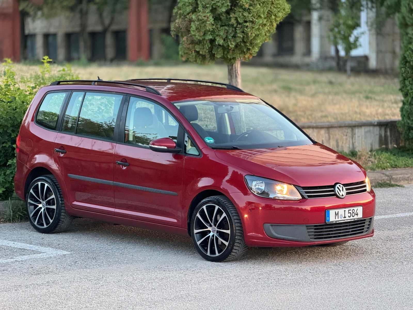 VW Touran, снимка 2 - Автомобили и джипове - 56515879