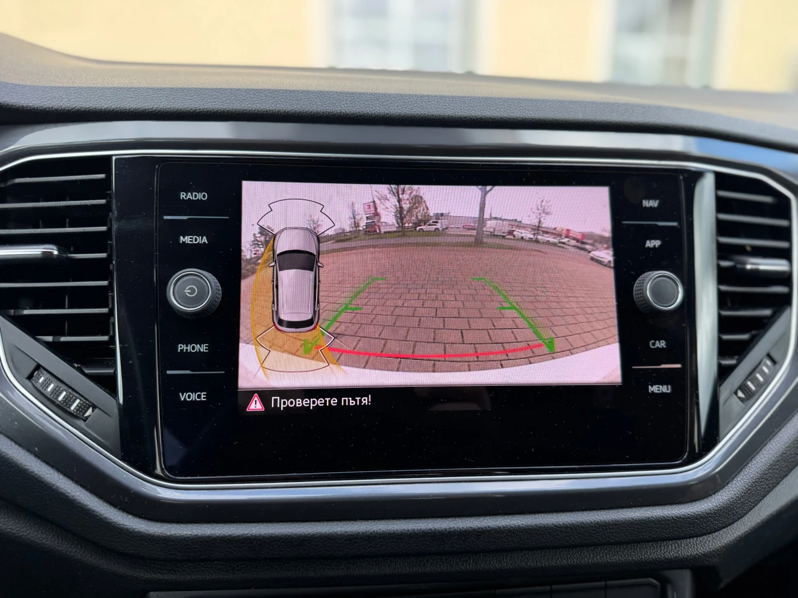 VW T-Roc 1.5TSI* Sport* Камера* АСС* Keylles* Ambient, снимка 13 - Автомобили и джипове - 53816507