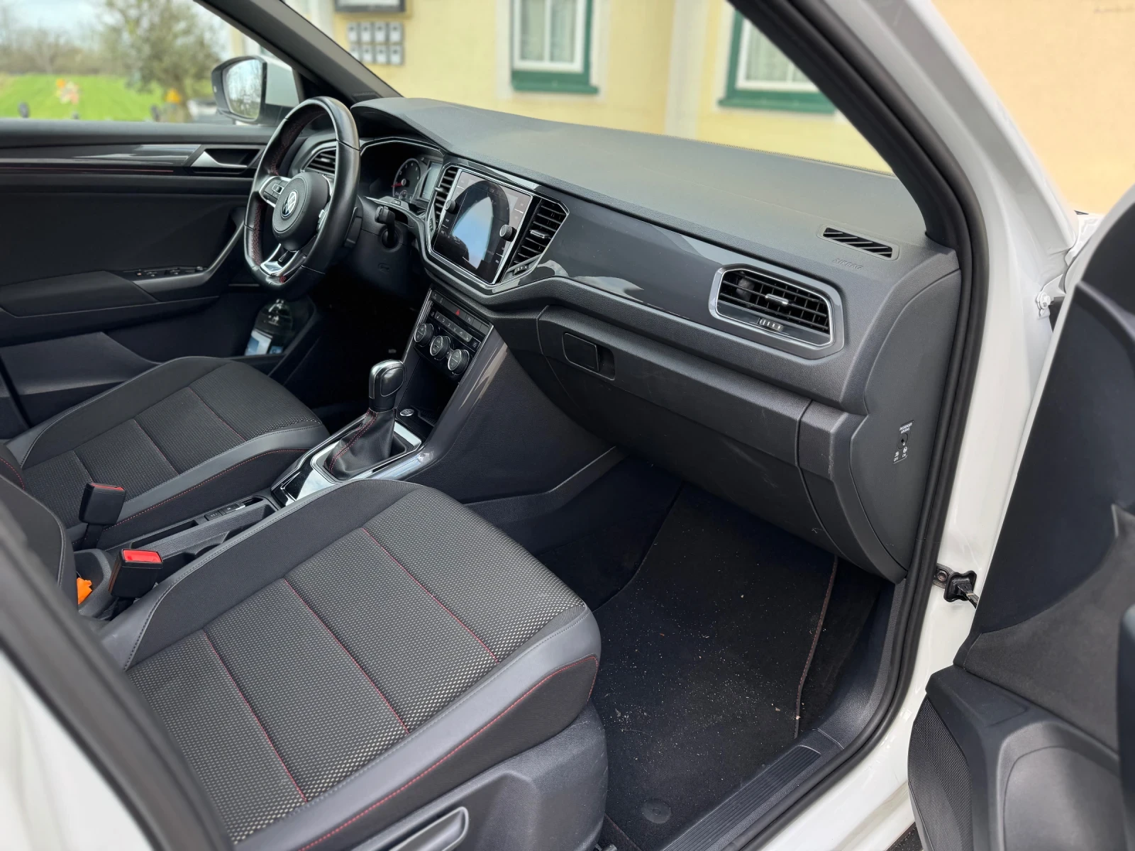 VW T-Roc 1.5TSI* Sport* Камера* АСС* Keylles* Ambient, снимка 9 - Автомобили и джипове - 53816507