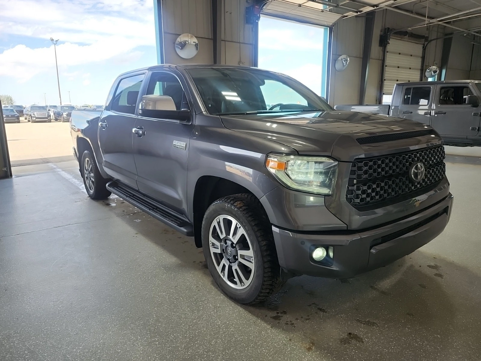 Toyota Tundra 5.7 V8 * PLATINUM * SHORT BED * 4WD * CARFAX * , снимка 2 - Автомобили и джипове - 55305271