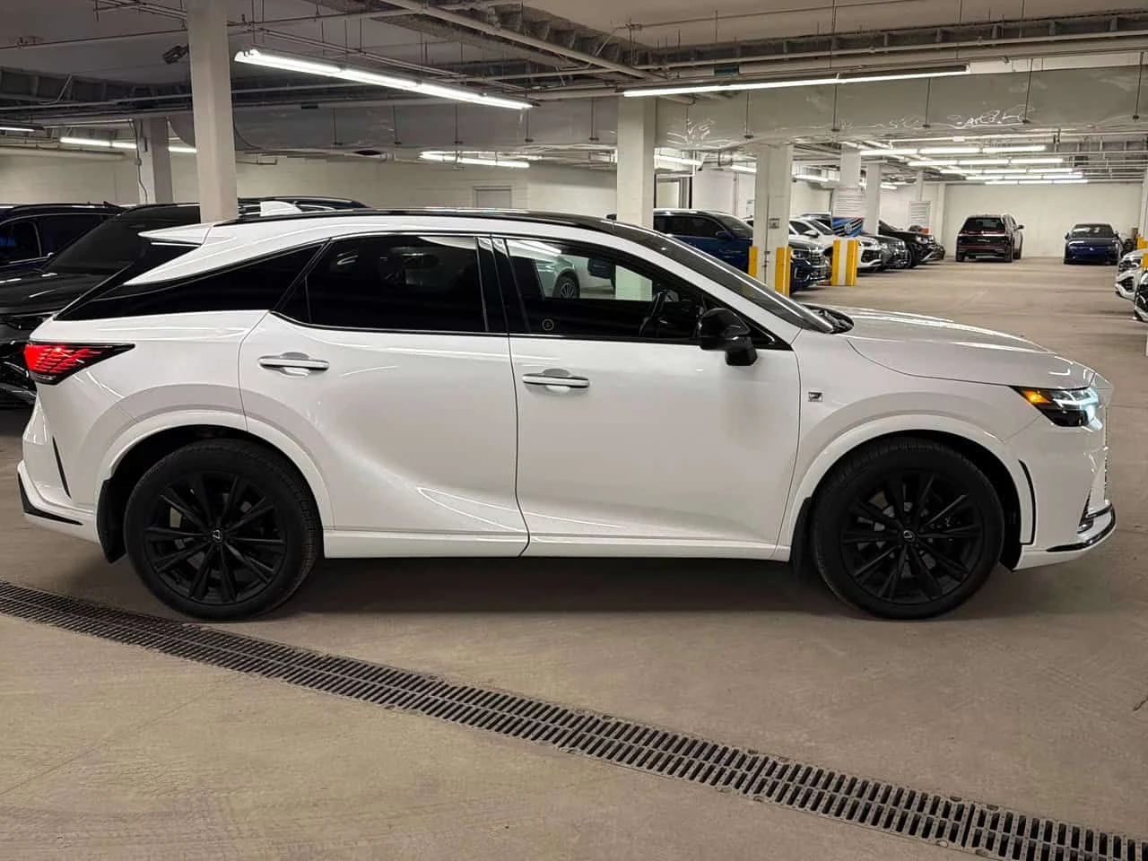 Lexus RX 500h * CARFAX * ОПЦИЯ ЗА ФИНАНСИРАНЕ, снимка 3 - Автомобили и джипове - 55658663