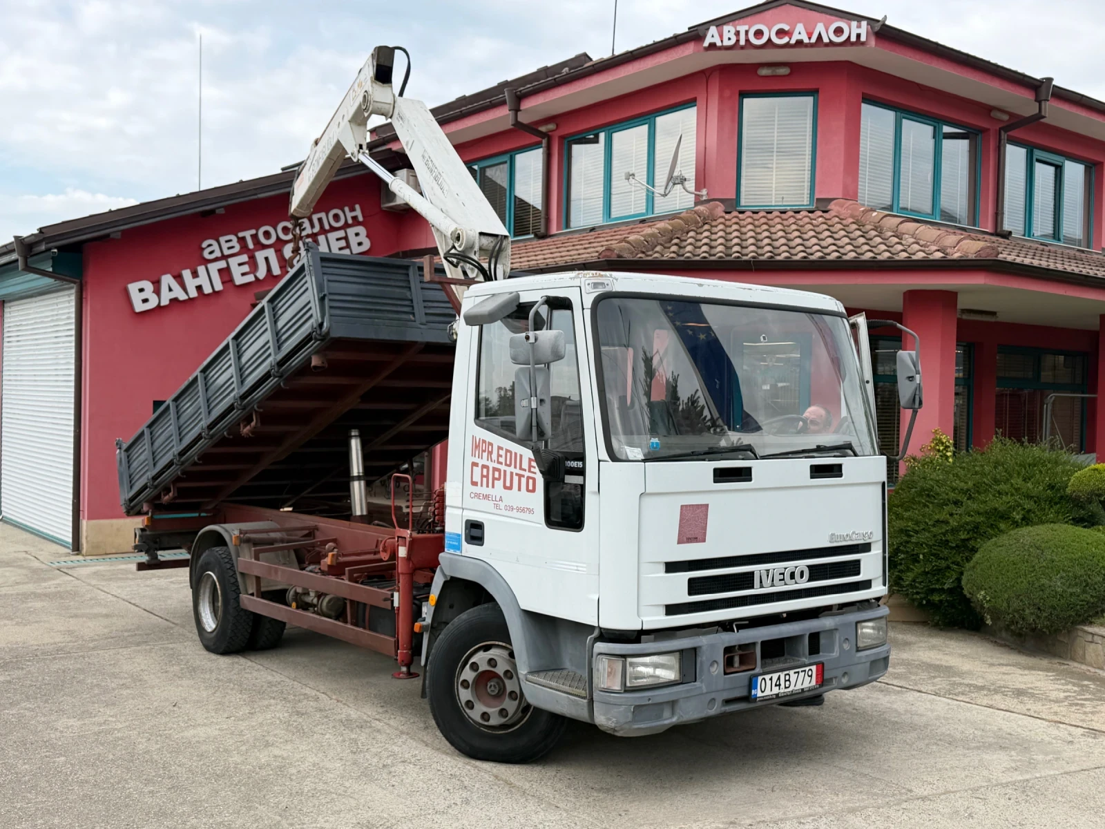 Iveco Eurocargo 100E15* Тристранен самосвал + Кран 3.100kg, снимка 17 - Камиони - 54350864