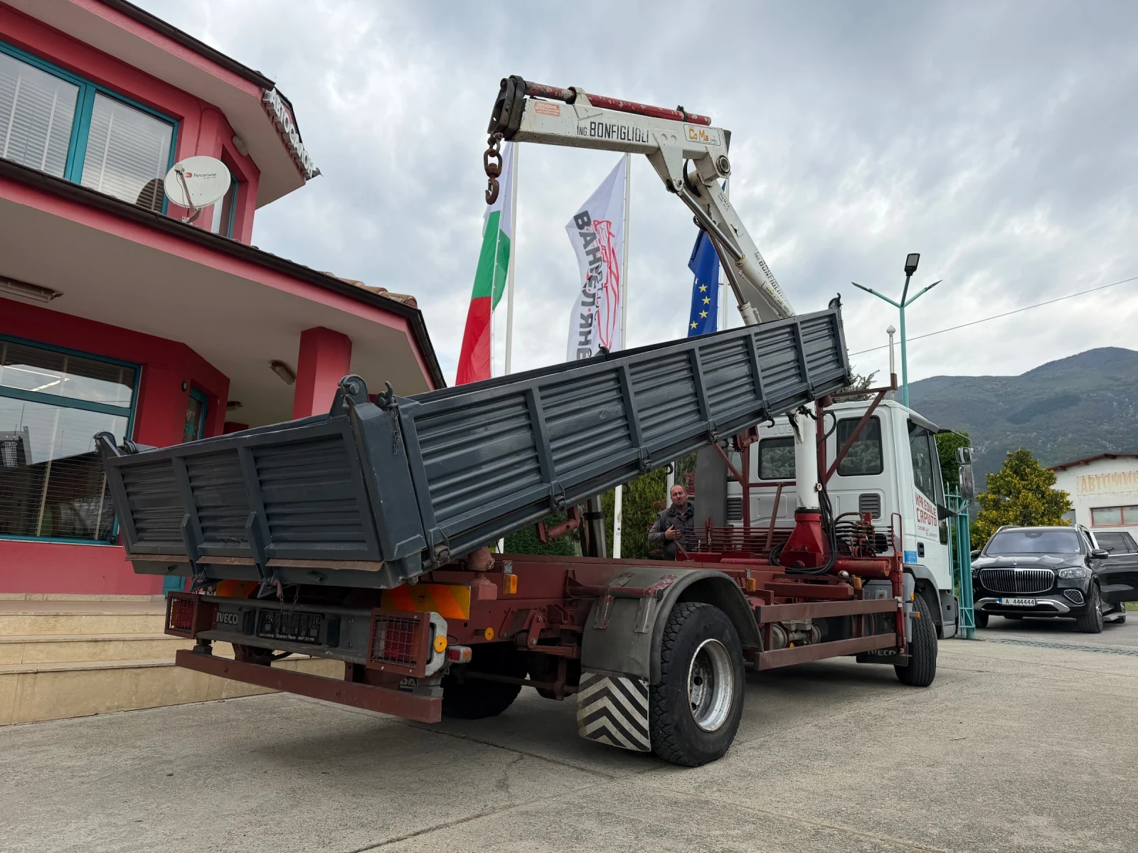 Iveco Eurocargo 100E15* Тристранен самосвал + Кран 3.100kg, снимка 13 - Камиони - 54350864