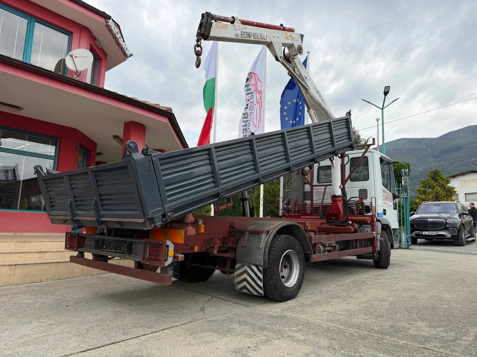 Iveco Eurocargo 100E15* Тристранен самосвал + Кран 3.100kg, снимка 12 - Камиони - 54350864