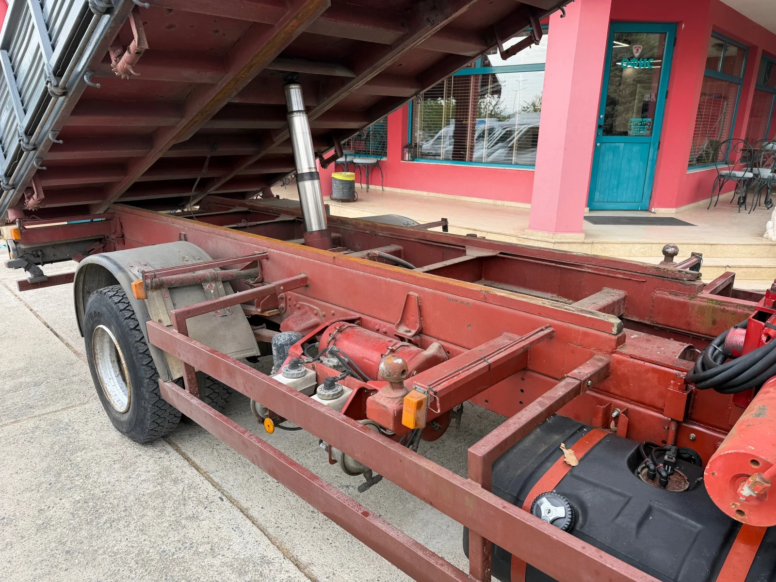 Iveco Eurocargo 100E15* Тристранен самосвал + Кран 3.100kg, снимка 15 - Камиони - 54350864