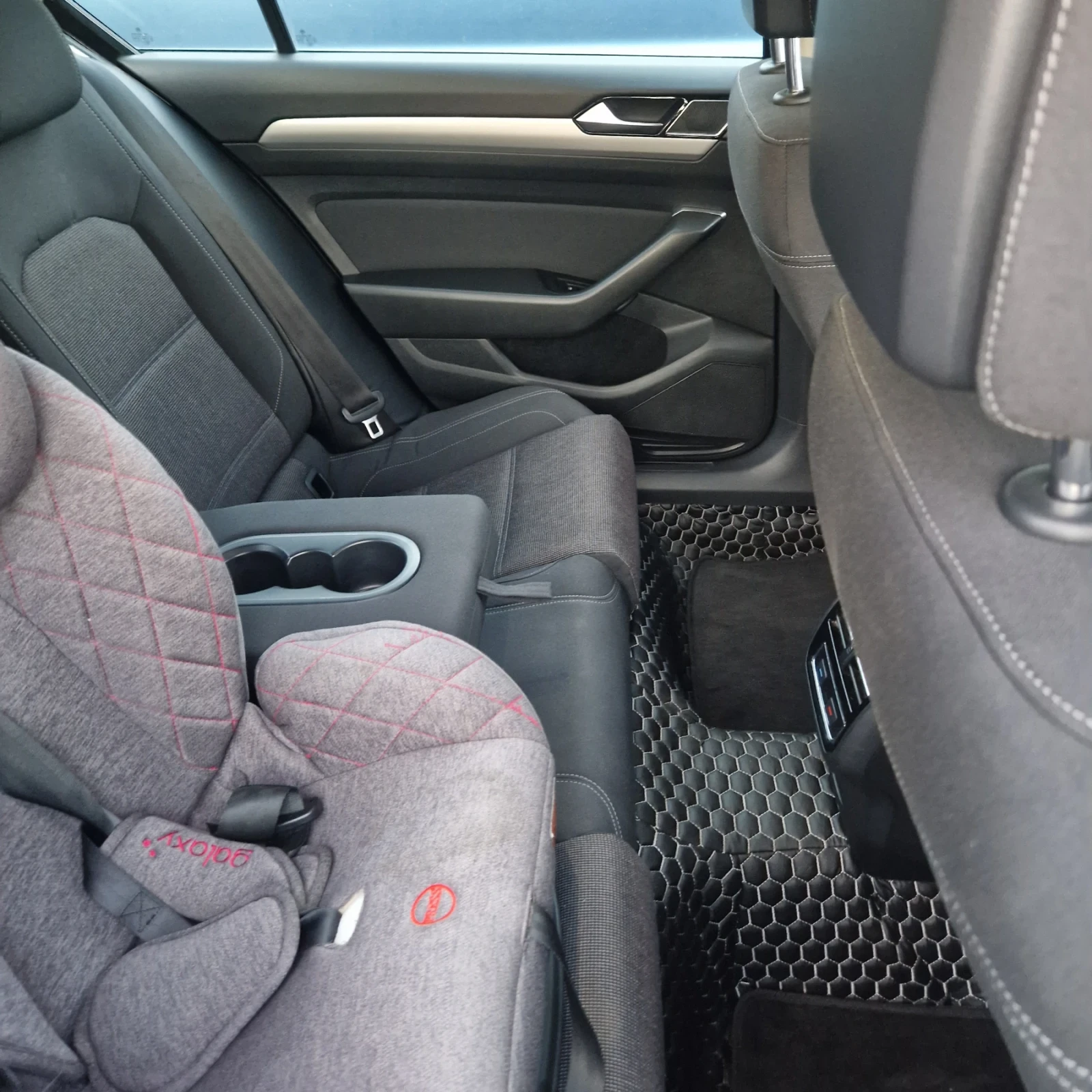 VW Passat 1.6 TDI, снимка 4 - Автомобили и джипове - 53667802