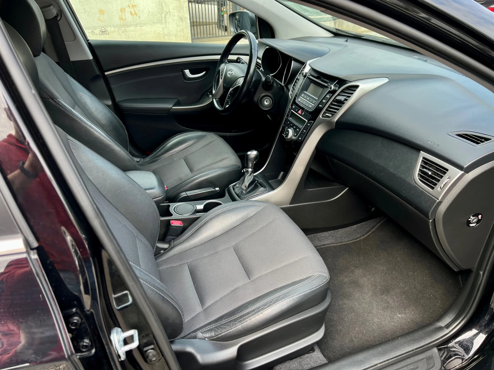 Hyundai I30 1.6i Бензин ШВЕЙЦАРИЯ, снимка 8 - Автомобили и джипове - 53978594