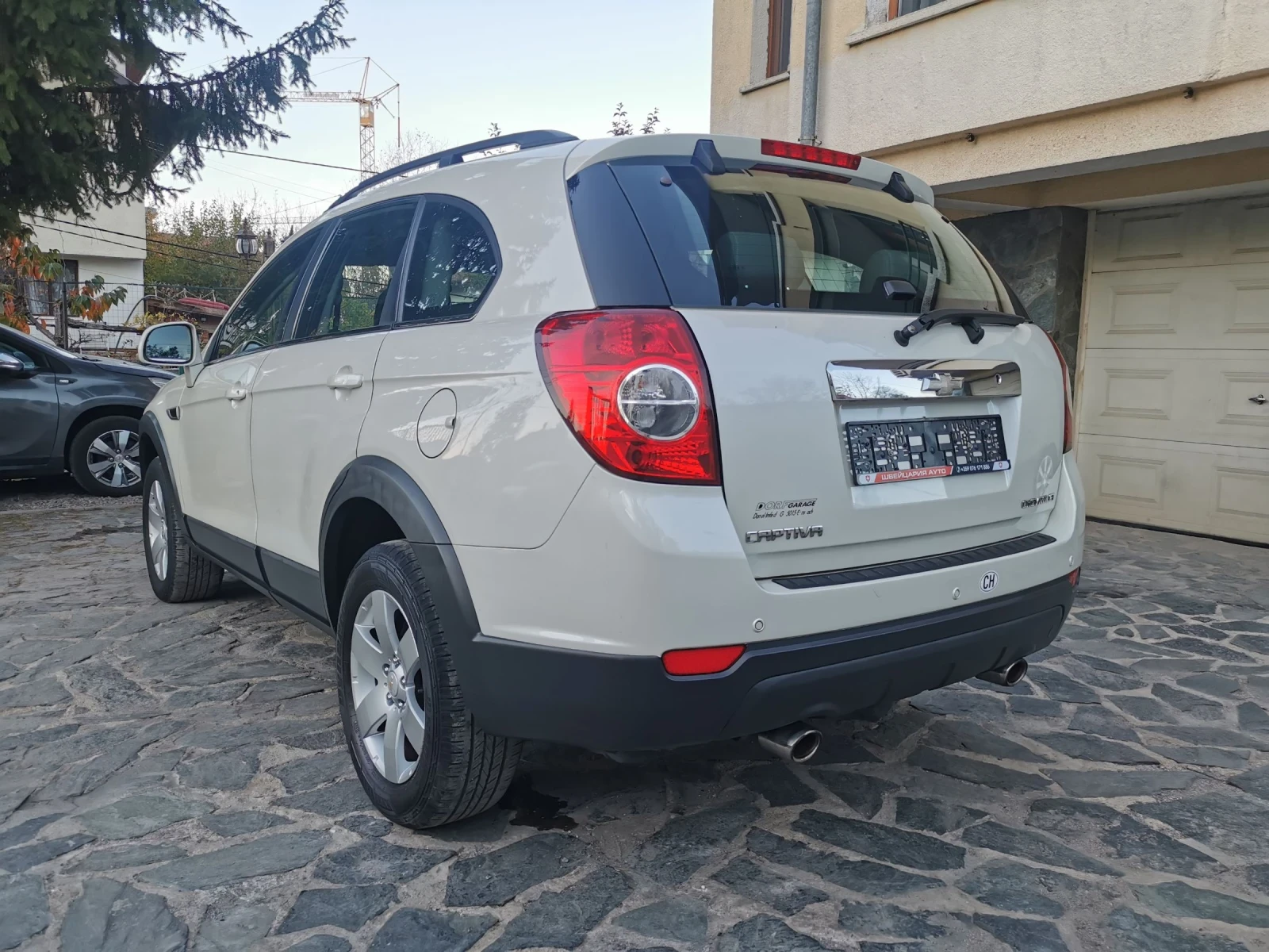 Chevrolet Captiva 2.4i 7местен! Бяла перла! Фейс лифт! 4х4 - изображение 6