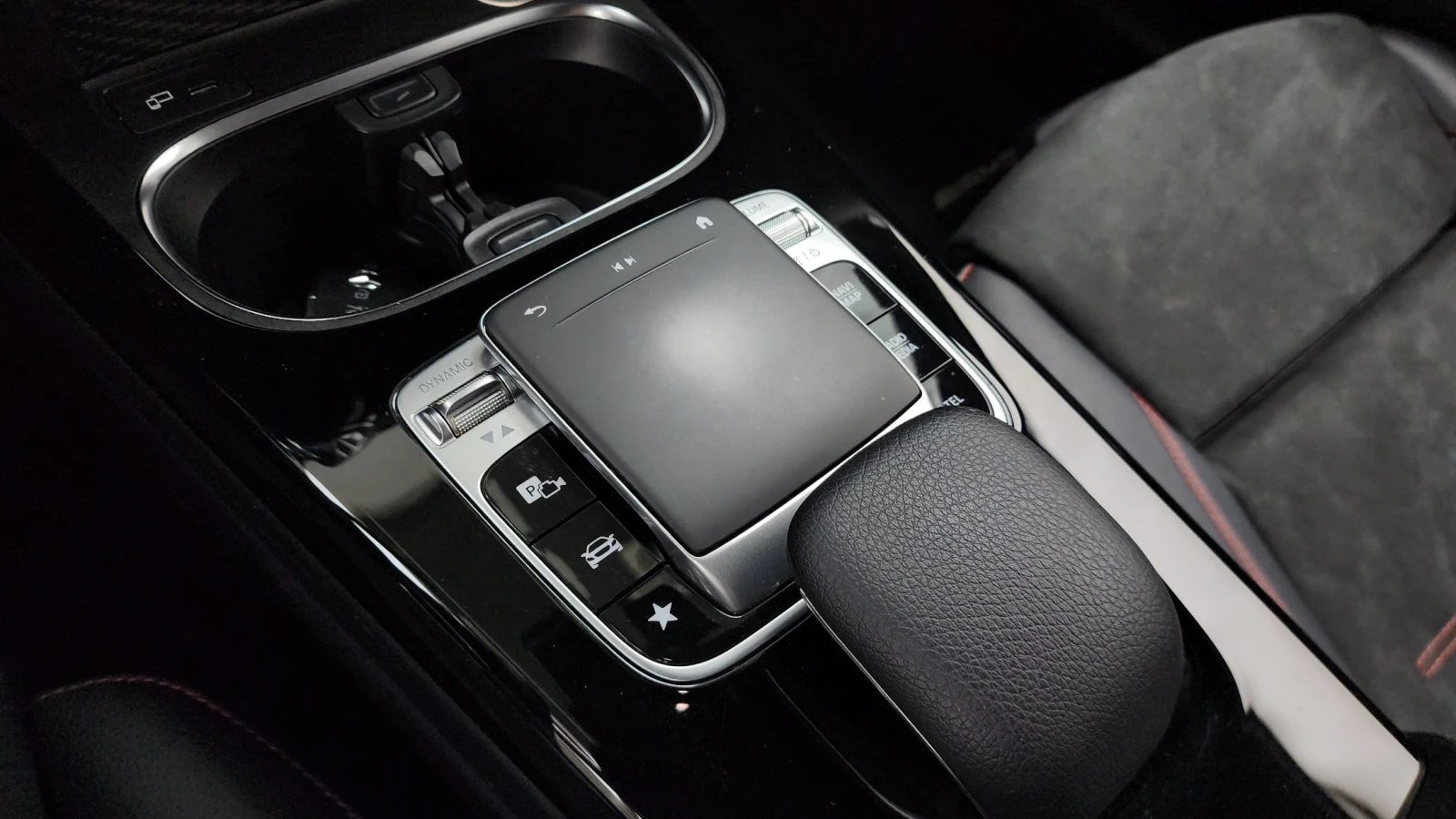 Mercedes-Benz A 220 2020* AMG PK* DYNAMICA* DIGITAL* KEYLESS* КРАЙНА Ц, снимка 14 - Автомобили и джипове - 55153328