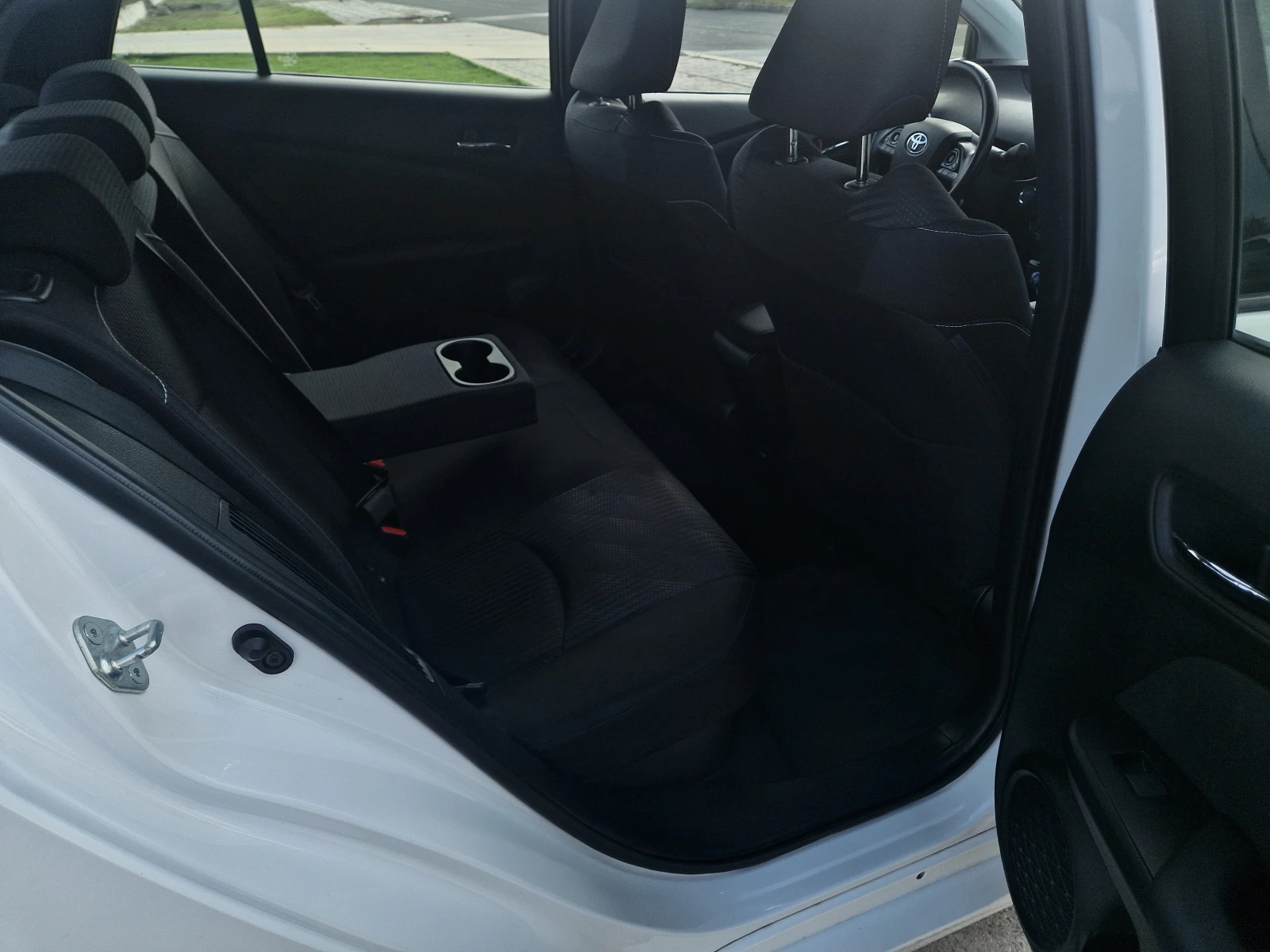 Toyota Prius Plug in Hybrid, снимка 13 - Автомобили и джипове - 56615524