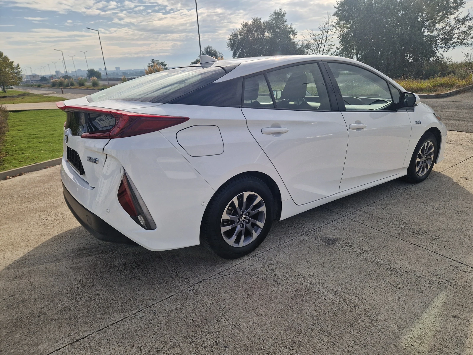 Toyota Prius Plug in Hybrid, снимка 5 - Автомобили и джипове - 56615524